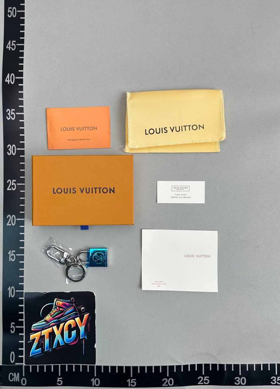  LV keychain