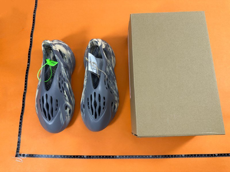  ADIDAS Yeezy Foam RNNR