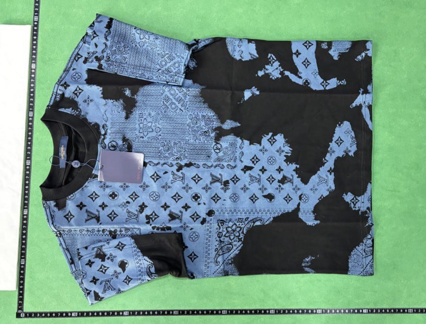 Louis Vuitton T-shirt  (40 CP)