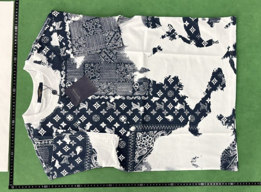 Louis Vuitton T-shirt  (40 CP)