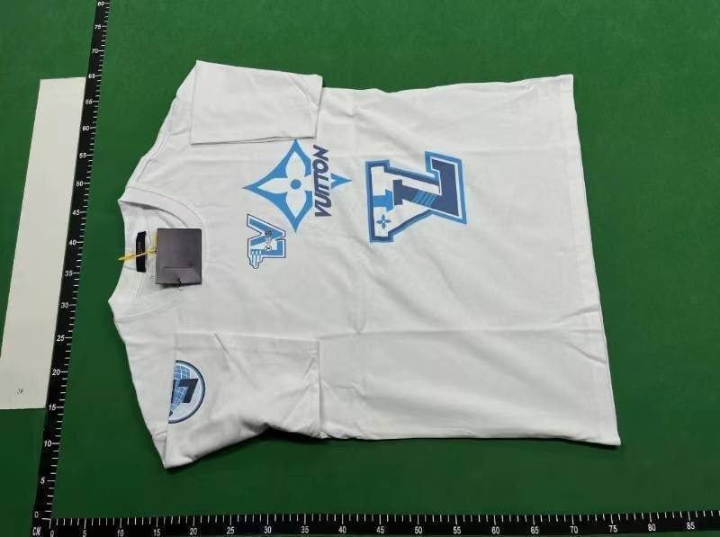 Louis Vuitton T-shirt  (40 CP)
