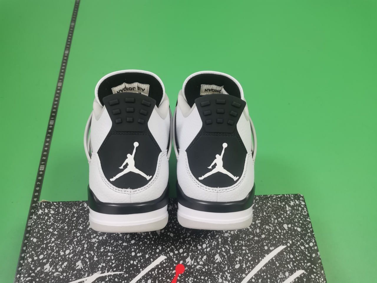  Jordan 4