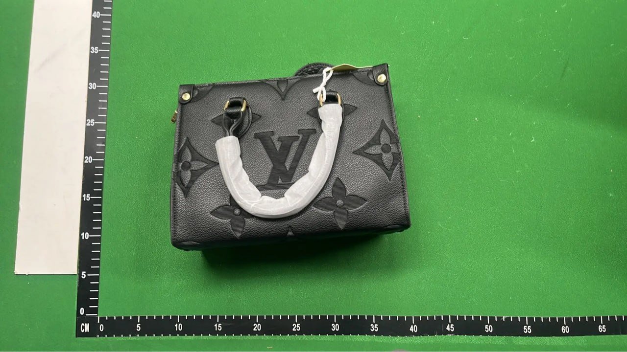 Versatile new crossbody bag/stylish handbag (no returns or exchanges for items that affect resale) (no returns or exchanges for items with torn or damaged plastic film).